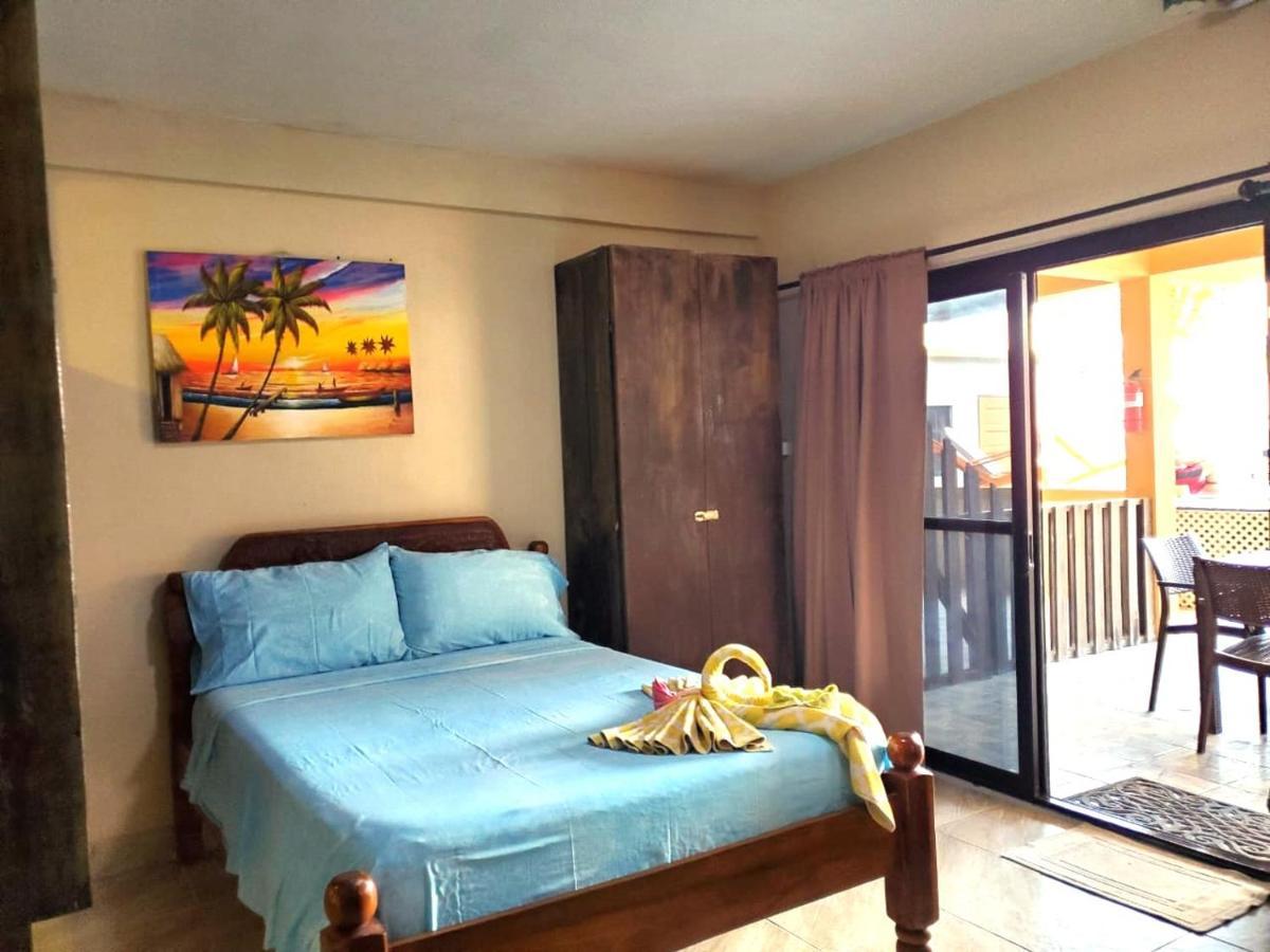 Beach Club Condos At Popeyes Caye Caulker Eksteriør bilde